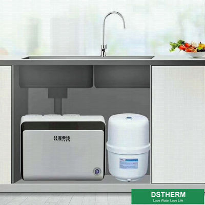 Os tipos de água do agregado familiar filtram o sistema do RO sob o distribuidor da água do uso do dissipador com peças do purificador